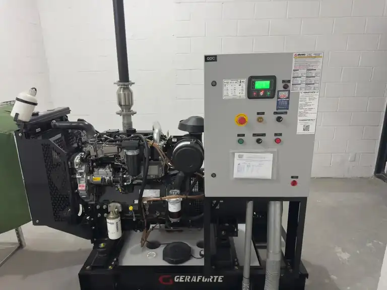 Gerador a diesel com painel de comando ao lado