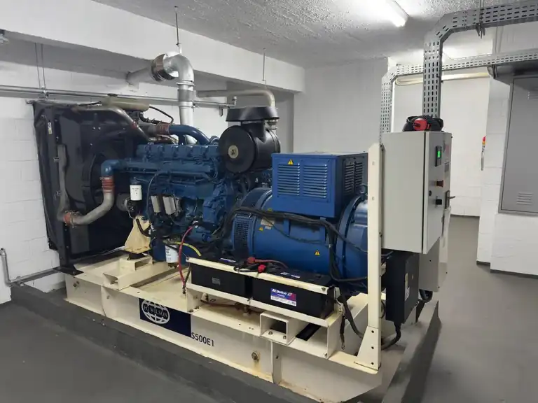Grupo gerador a diesel com quadro de transferência ao lado
