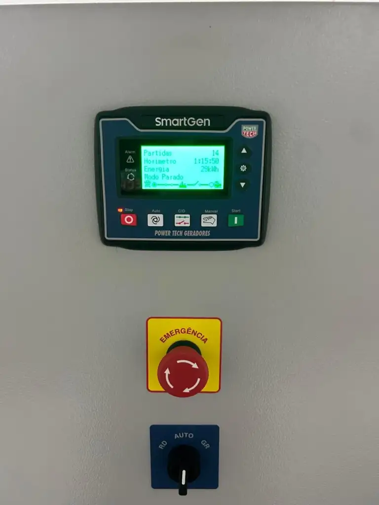 Painel de gerador com USCA SmartGen Power Tech Geradores, botão de emergência e chave seletora rede, automático e gerador