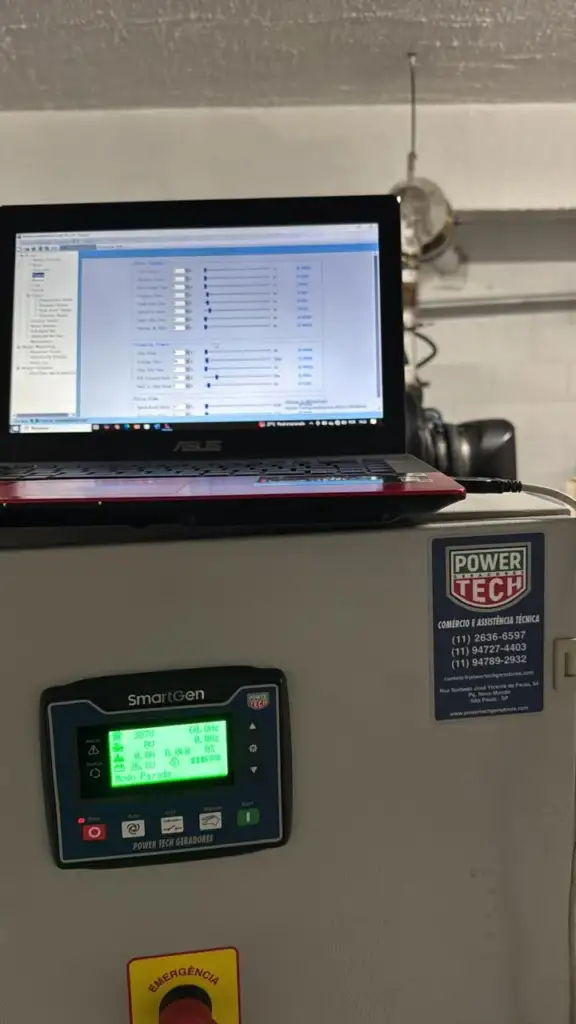 Técnico programando a USCA do gerador pelo notebook
